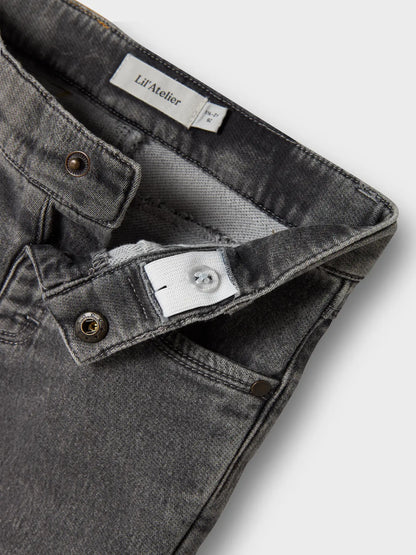 Detailaufnahme Bund mit Knopf und Gummizug der LIL'ATELIER Jeans bei Bärechind Winterthur, Zürich Schweiz.