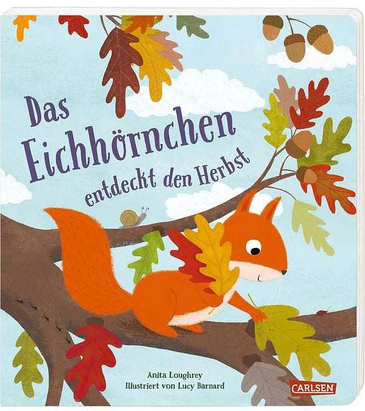 Cover des Bilderbuchs „Das Eichhörnchen entdeckt den Herbst“ – rotes Eichhörnchen mit bunten Blättern auf einem Ast, im Hintergrund herbstlicher Baum und Eicheln.