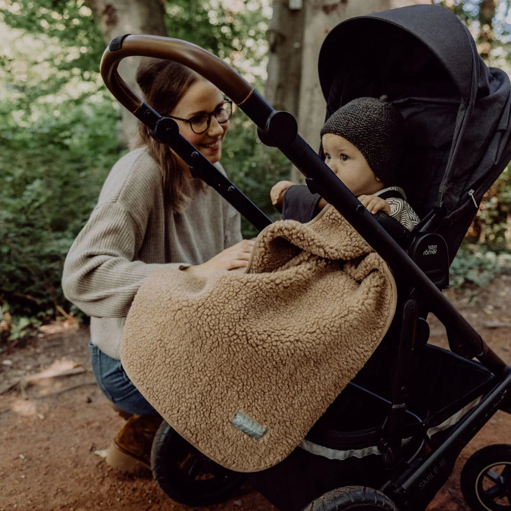 Baby mit Emma & Noah Merino Wolldecke im Kinderwagen