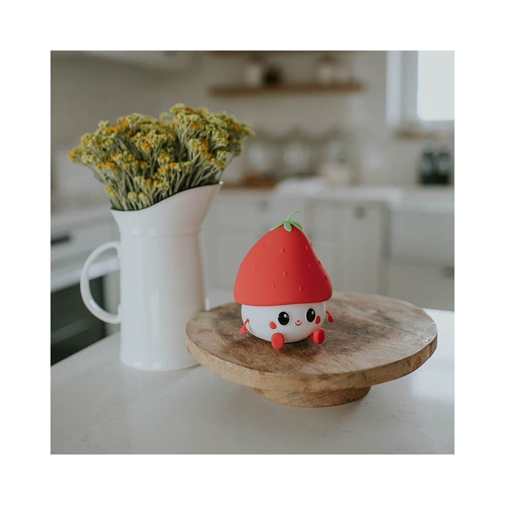 LED Erdbeer Nachtlicht auf Tisch, warm leuchtend im Kinderzimmer, erhältlich im Bärechind Winterthur Zürich Schweiz.