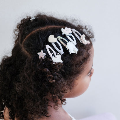 Mädchen trägt Mimi & Lula Haarclips mit Bauernhofmotiven im Haar, Bärechind Schweiz.