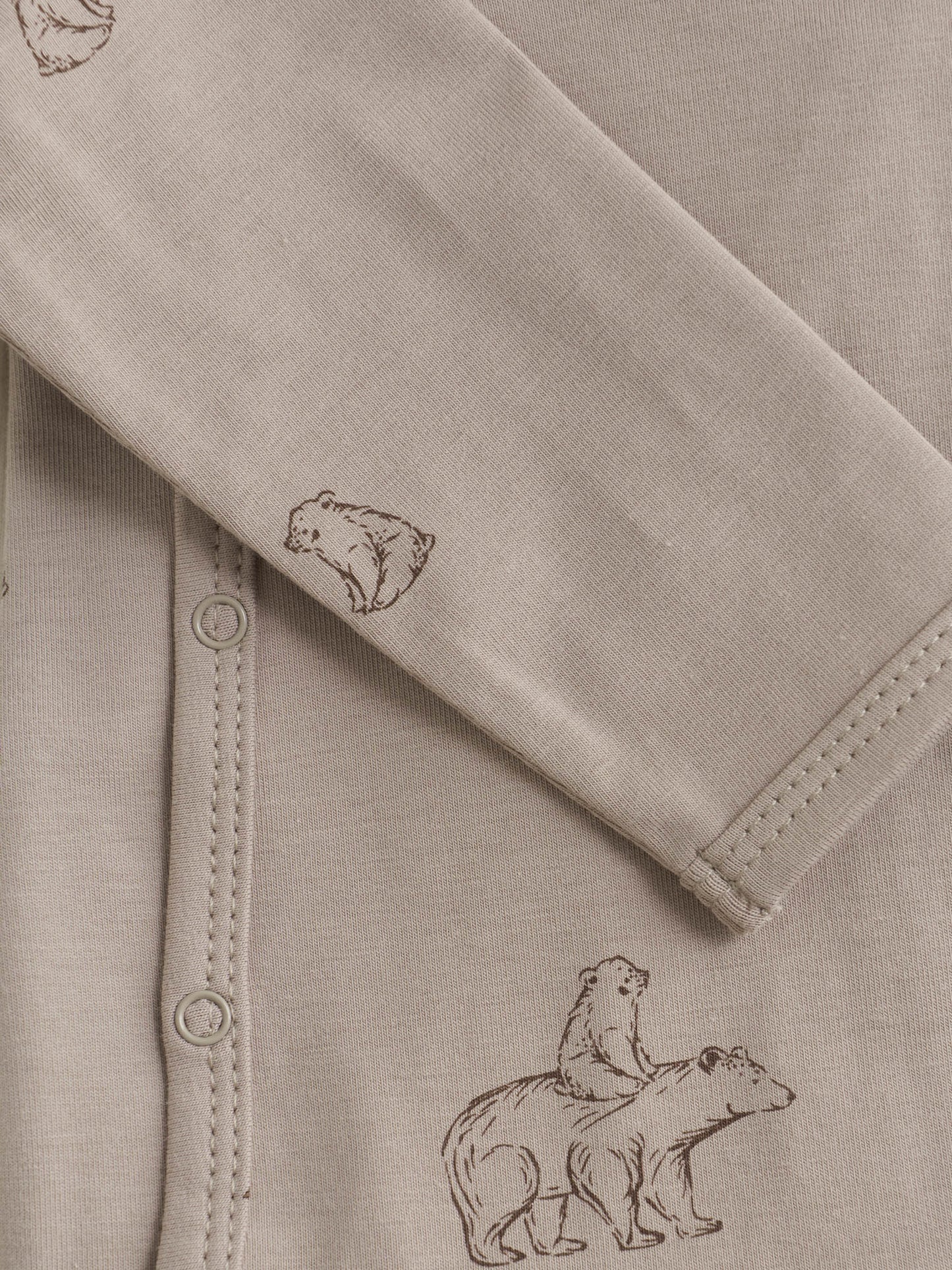 Detailaufnahme des Tierprints auf dem Fixoni Wickelbody – Bio-Qualität im Bärechind in Winterthur, Zürich, Schweiz