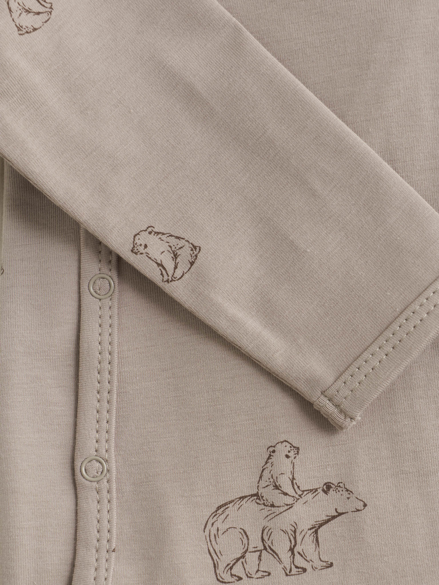 Detailaufnahme des Tierprints auf dem Fixoni Wickelbody – Bio-Qualität im Bärechind in Winterthur, Zürich, Schweiz