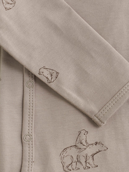 Detailaufnahme des Tierprints auf dem Fixoni Wickelbody – Bio-Qualität im Bärechind in Winterthur, Zürich, Schweiz