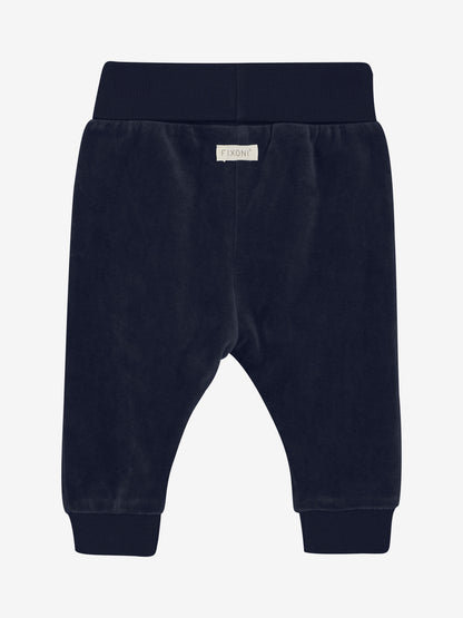 Rückansicht der dunkelblauen Fixoni Velourhose – im Bärechind in Winterthur, Zürich, Schweiz.