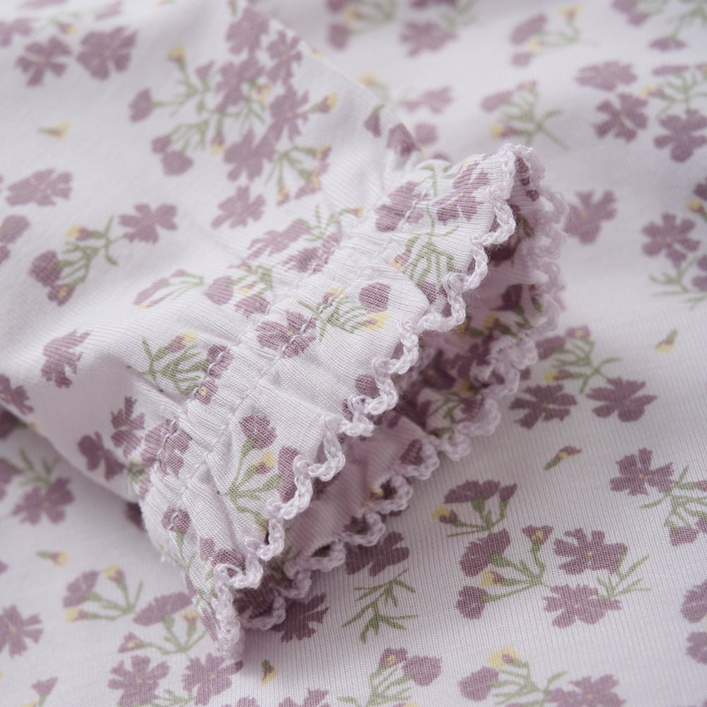 Detailaufnahme des weichen Stoffes und Blumenmusters beim Fixoni Body aus Bambus Viskose