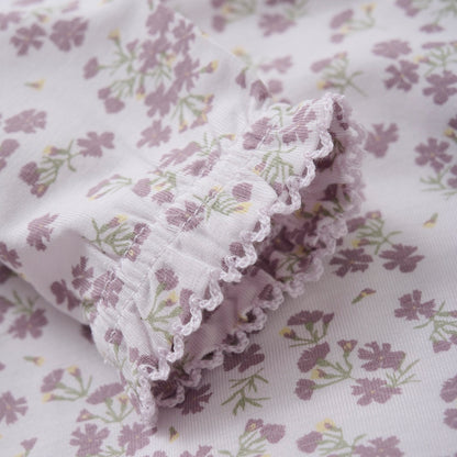 Detailaufnahme des weichen Stoffes und Blumenmusters beim Fixoni Body aus Bambus Viskose