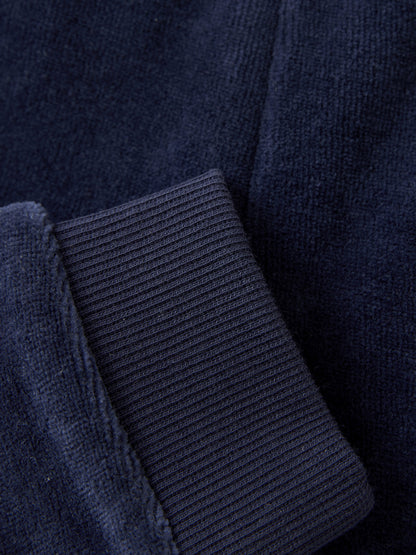 Detailaufnahme des weichen Veloursstoffs und Bündchens der Fixoni Hose – erhältlich im Bärechind in Winterthur, Zürich, Schweiz.