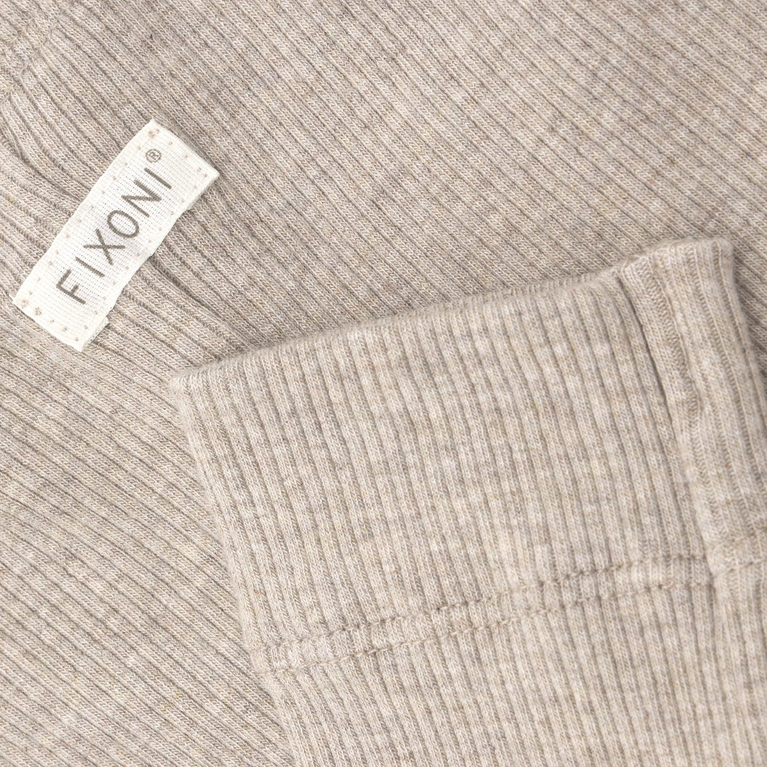 Detailaufnahme des weichen Rippstoffs der Fixoni Baby Leggings mit TENCEL – Bärechind Winterthur Zürich Schweiz.