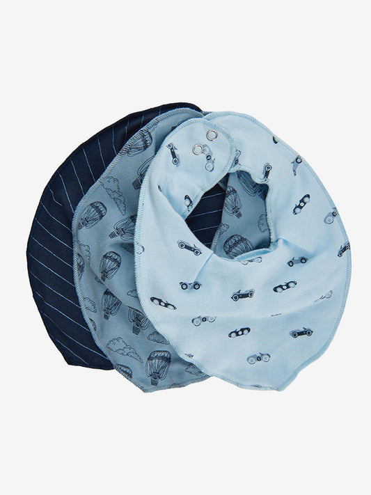 Fixoni Sabberlatz 3er-Pack aus 100% Baumwolle in Blau mit Auto-, Ballon- und Streifenmotiven für Babys – erhältlich bei Bärechind in Winterthur.