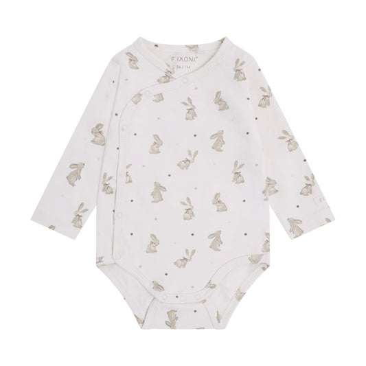 Wickelbody in Pale Lilac mit niedlichem Hasenprint, liegend in der Vorderansicht