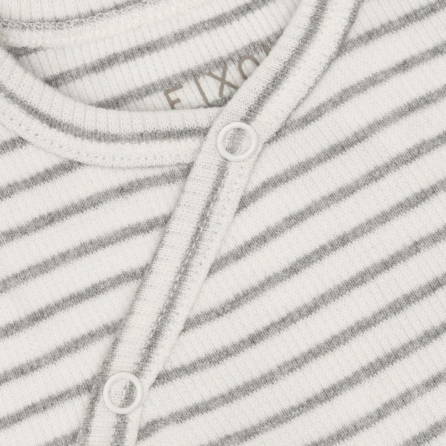 Nahaufnahme des Verschlusses und der Streifen vom Fixoni Wrap Body Flint Gray Melange, erhältlich bei Bärechind