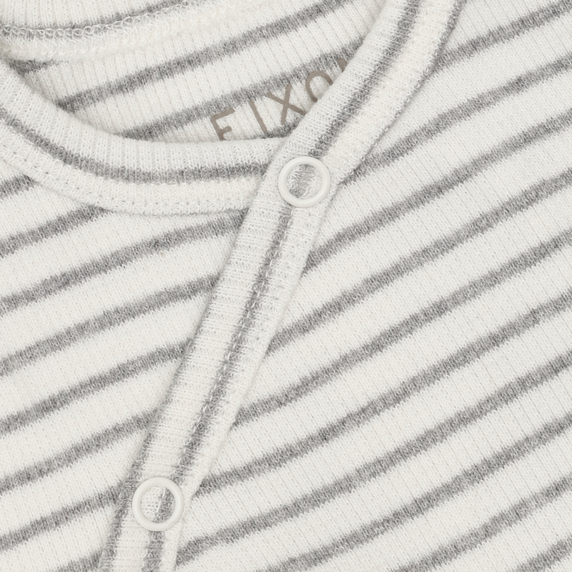 Nahaufnahme des Verschlusses und der Streifen vom Fixoni Wrap Body Flint Gray Melange, erhältlich bei Bärechind