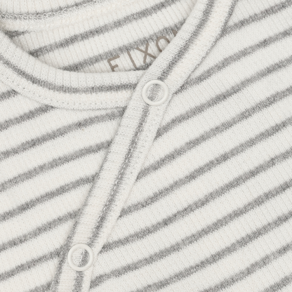 Nahaufnahme des Verschlusses und der Streifen vom Fixoni Wrap Body Flint Gray Melange, erhältlich bei Bärechind