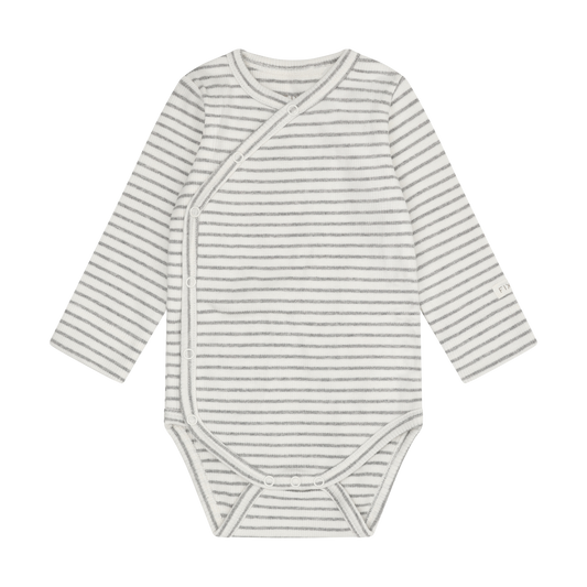 Gestreifter Wickelbody in Flint Gray Melange mit Wickelverschluss, Vorderansicht