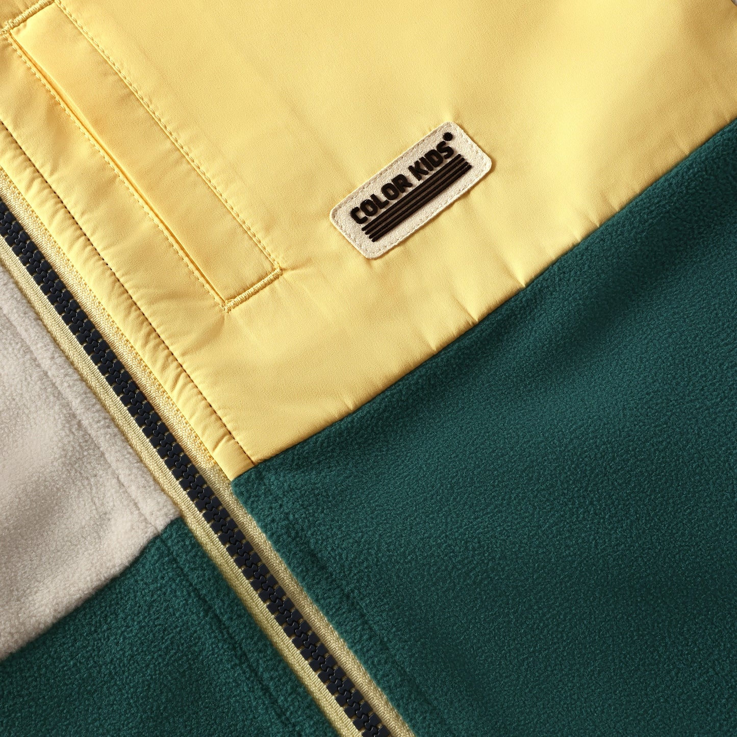 Detailansicht Reissverschluss mit Kinnschutz Fleecejacke Color Kids im Bärechind Winterthur Zürich Schweiz Kinderkleider kaufen