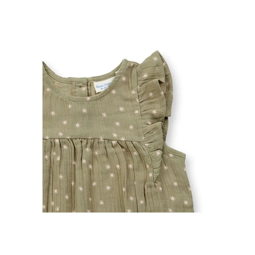 Nahaufnahme des FRANJA Kleids von Sense Organics, weicher Musselin-Stoff mit feinem Sonnen-Print und angeschnittenen Ärmeln