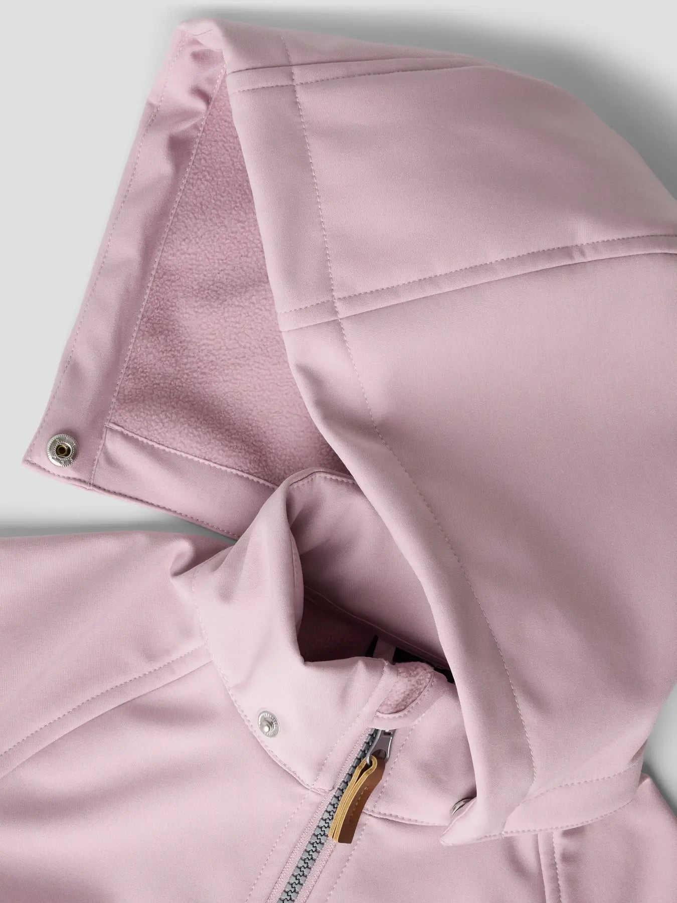 Detail der abnehmbaren Kapuze der Funktionsjacke Sunlit Allium für Kinder im nachhaltigen Kinderladen Bärechind Winterthur Schweiz