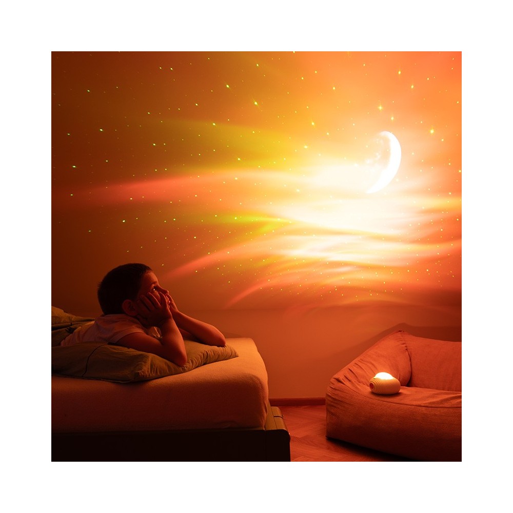 Mary’s Galaxy Projektor wirft warmes Licht und Sterne an die Wand, erhältlich im Bärechind Winterthur Zürich Schweiz.