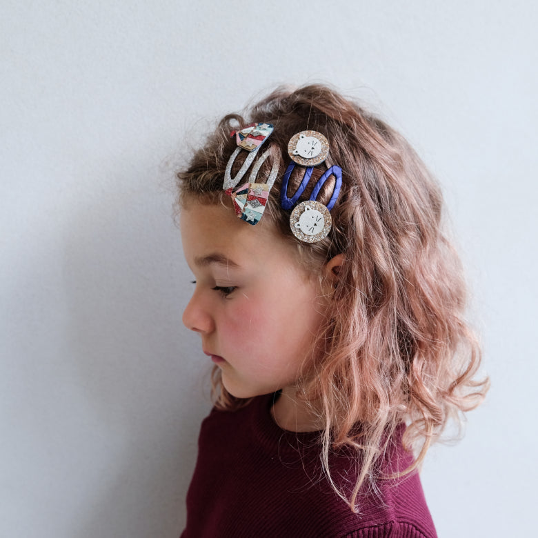 Kind mit Zirkus & Löwe Haarclips von Mimi & Lula, Bärechind Winterthur, Zürich Schweiz.