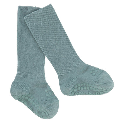 GoBabyGo Bambus Anti-Rutsch-Socken in Dusty Blue, Knielang – Detailansicht mit Gummipunkten an der Sohle