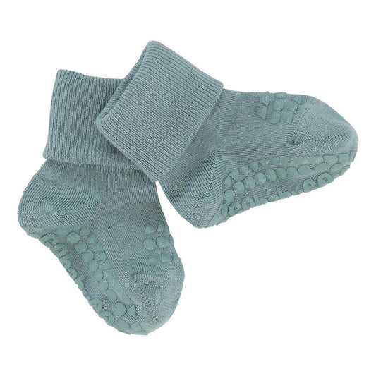 GoBabyGo Bambus Anti-Rutsch-Socken in DustyBlue – Detailansicht mit Gummipunkten an der Sohle