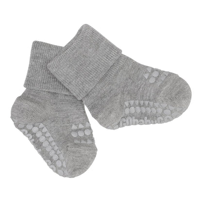 GoBabyGo Bambus Anti-Rutsch-Socken in Grau – Detailansicht mit Gummipunkten an der Sohle