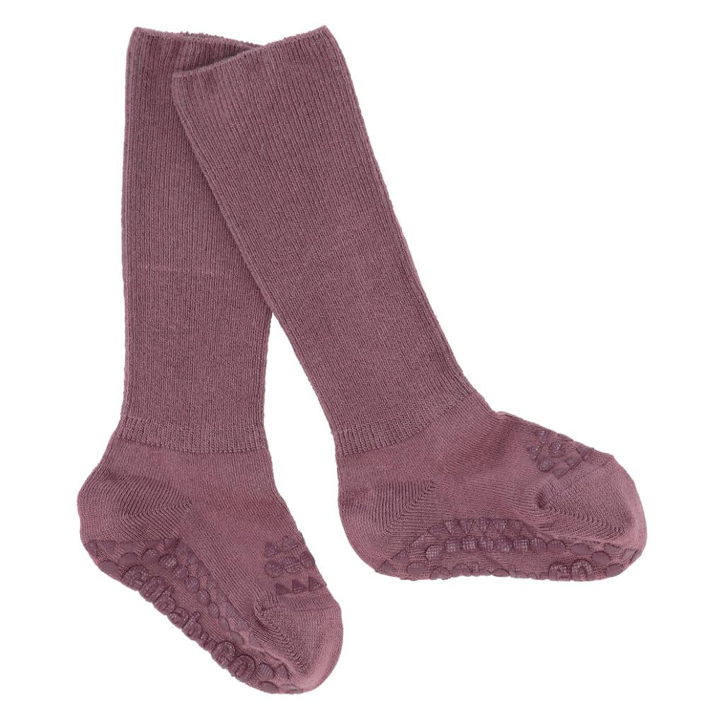 GoBabyGo Bambus Anti-Rutsch-Socken in Misty Plum – Detailansicht mit Gummipunkten an der Sohle im Bärechind, Winterthur.