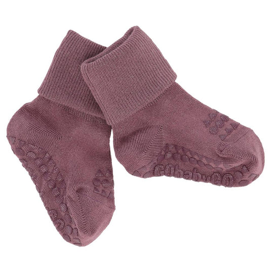 GoBabyGo Bambus Anti-Rutsch-Socken in Misty Plum – Detailansicht mit Gummipunkten an der Sohle im Bärechind, Winterthur.