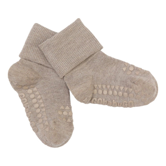 GoBabyGo Bambus Anti-Rutsch-Socken in Sand – Detailansicht mit Gummipunkten an der Sohle