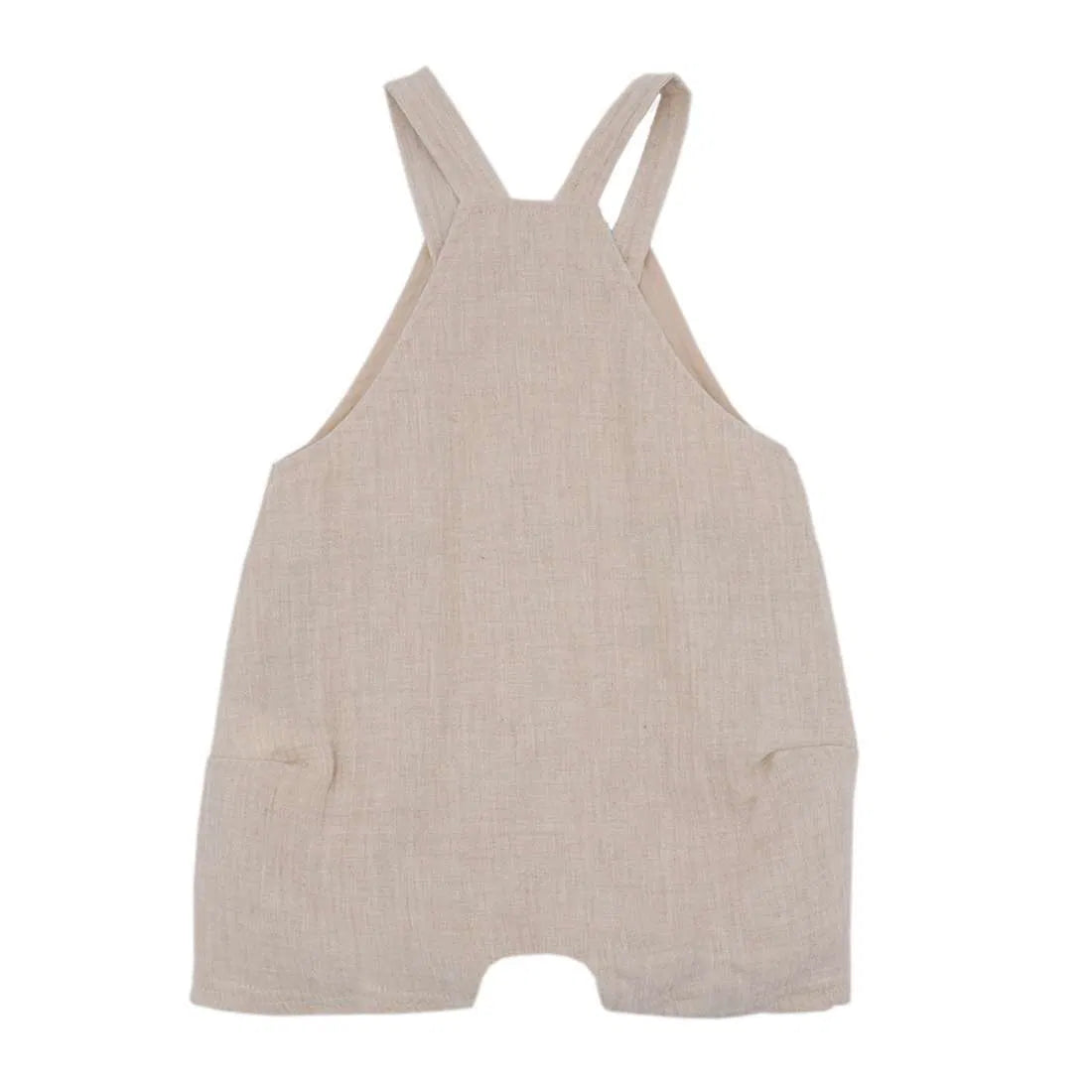 Rückansicht der GOTS-zertifizierten Baby-Latzshorts aus Musselin in Beige mit Trägern