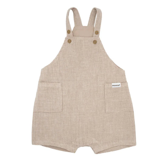 Beige Baby-Latzshorts aus GOTS-zertifiziertem Musselinstoff mit Holzknöpfen und Tasche, Vorderansicht. Nachhaltig Produziert.