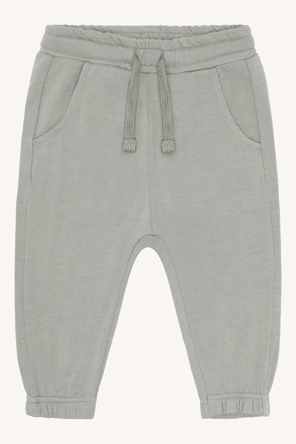 Gubi Jogginghose aus Bambus Viskose in Forest Fog für Babys und Kleinkinder im Bärechind Winterthur