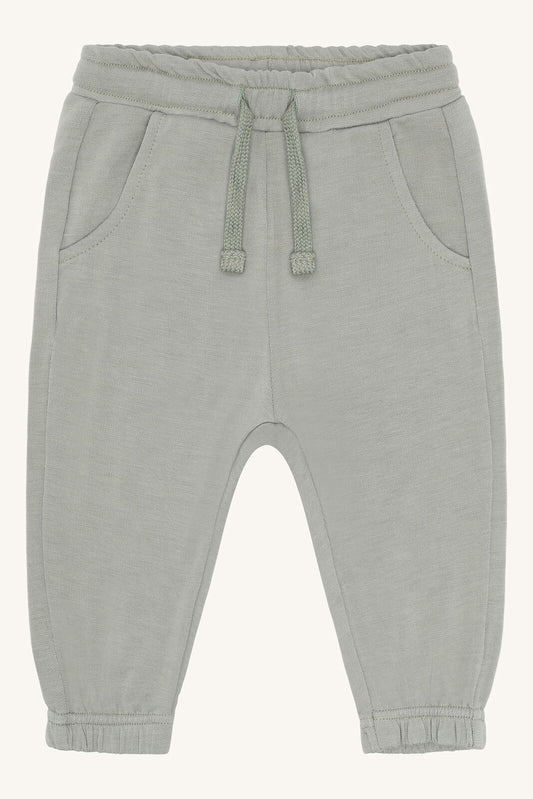 Gubi Jogginghose aus Bambus Viskose in Forest Fog für Babys und Kleinkinder im Bärechind Winterthur