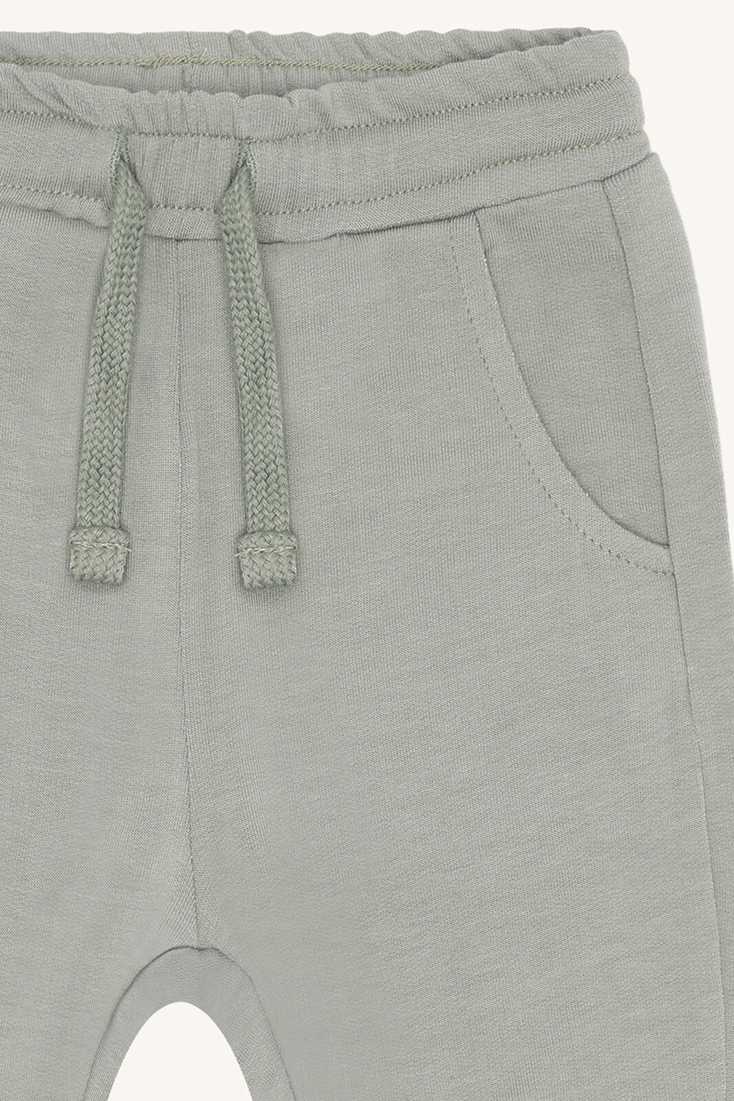 Detail vom elastischen Bund mit Kordelzug bei der Gubi Jogginghose aus Bambus Viskose