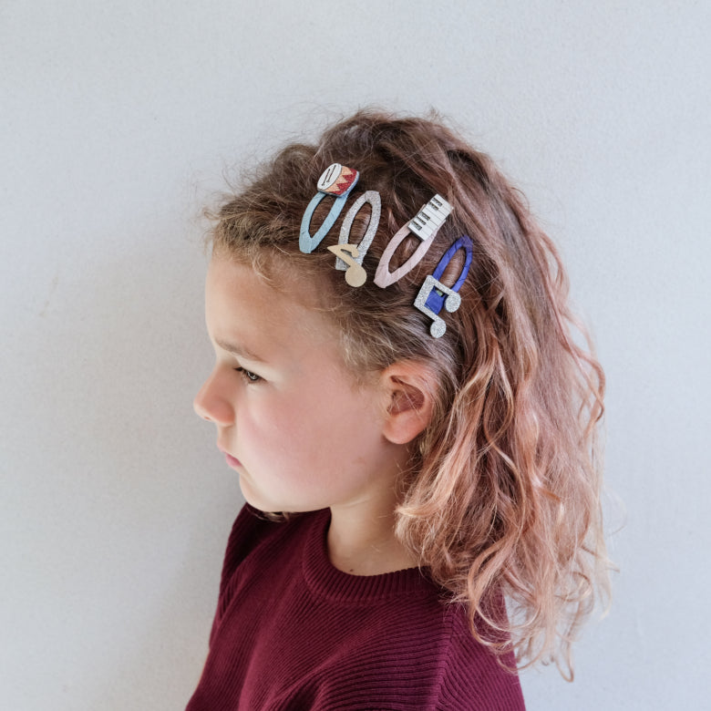 Kind trägt Musik Haarclips mit Noten und Trommel von Mimi & Lula, Bärechind Winterthur, Zürich Schweiz.