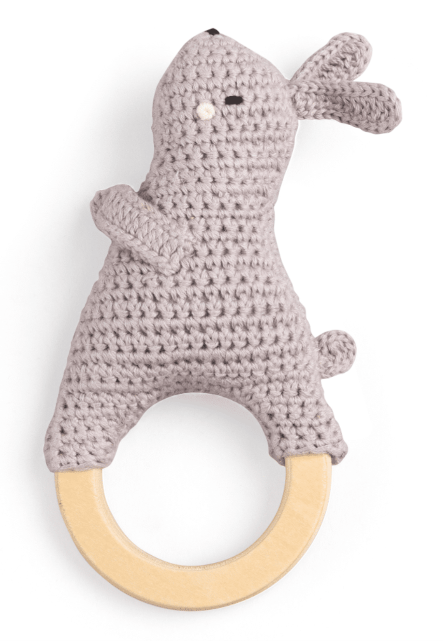 Häkel-Rassel in Form eines kleinen Hasen aus Bio-Baumwolle mit Holzring, handgefertigt, ideal als Geschenk zur Geburt.