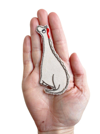 Aufnäher „Dino“ von Halfbird in der Hand – nachhaltig & ideal für kreative Reparaturen in der Schweiz