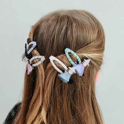Kind trägt Witch Friends Haarclips mit Hexen-Motiven, Mimi & Lula, Bärechind Winterthur, Zürich Schweiz.