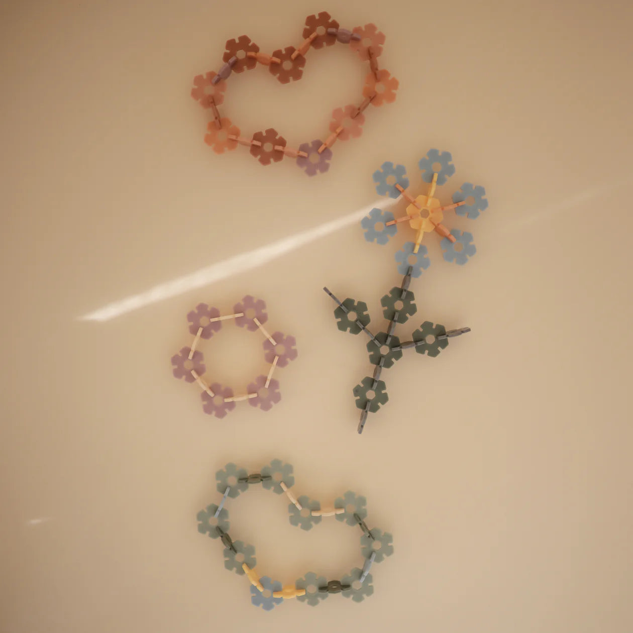 Kreative Formen mit dem HEX Connect Building Toy Set von Mushie, ideales Reisespielzeug im Bärechind Winterthur Zürich Schweiz.