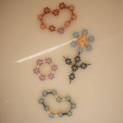 Kreative Formen mit dem HEX Connect Building Toy Set von Mushie, ideales Reisespielzeug im Bärechind Winterthur Zürich Schweiz.