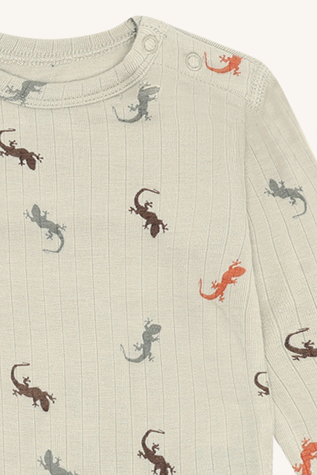 Detailaufnahme vom Hust&Claire Buller Bambus Body mit Eidechsenmuster bei Bärechind in Winterthur, Zürich, Schweiz.