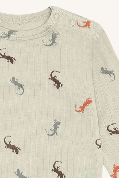 Detailaufnahme vom Hust&Claire Buller Bambus Body mit Eidechsenmuster bei Bärechind in Winterthur, Zürich, Schweiz.