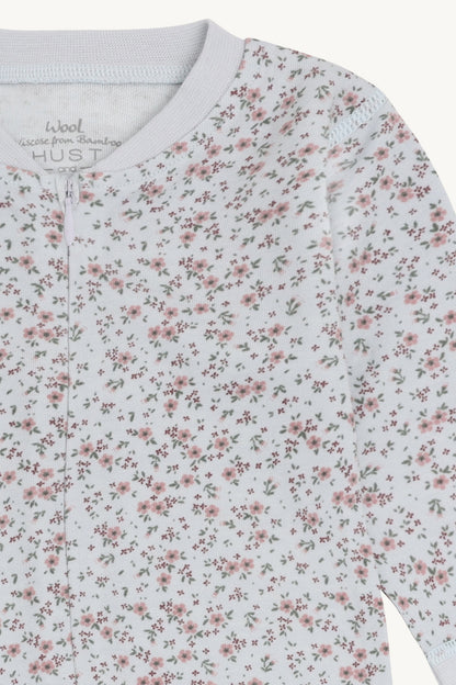 Hust and Claire Manu Strampler von Bärechind, Rückansicht mit durchgehendem Blumenmuster