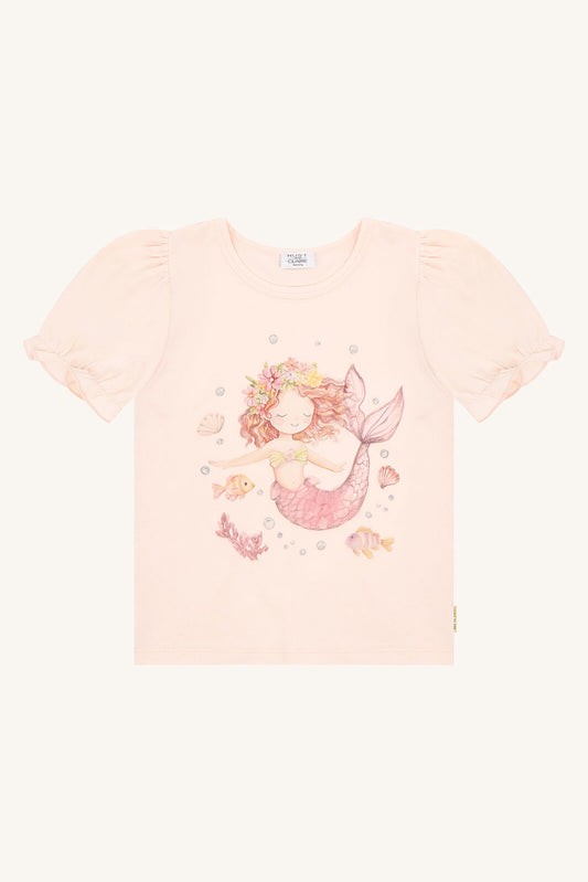 Hust&Claire Alma Mermaid T-Shirt in Quartz aus Baumwolle mit Meerjungfrauen-Motiv, Vorderansicht, Bärechind Winterthur Zürich Schweiz.