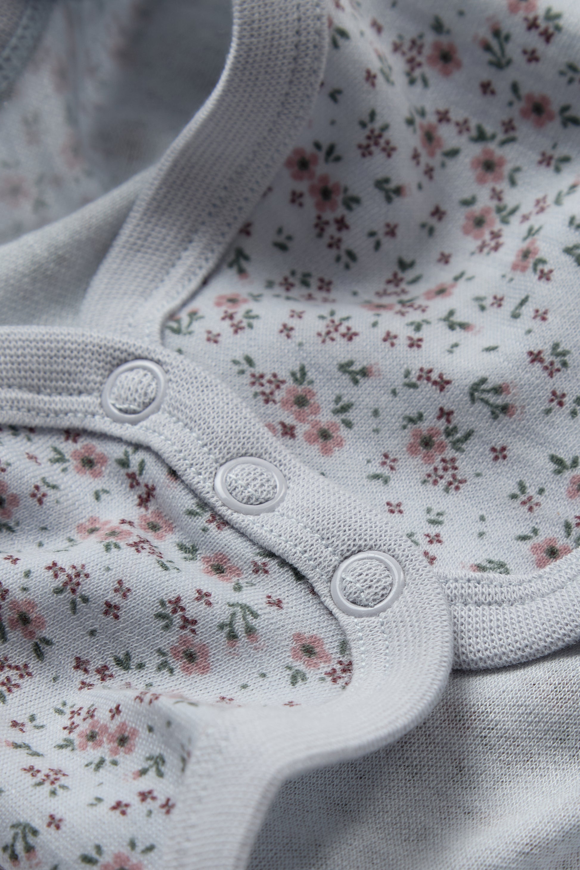 Bärechind Hust & Claire Baloo Langarmbody A Bit Blue, Detailansicht Blumenprint