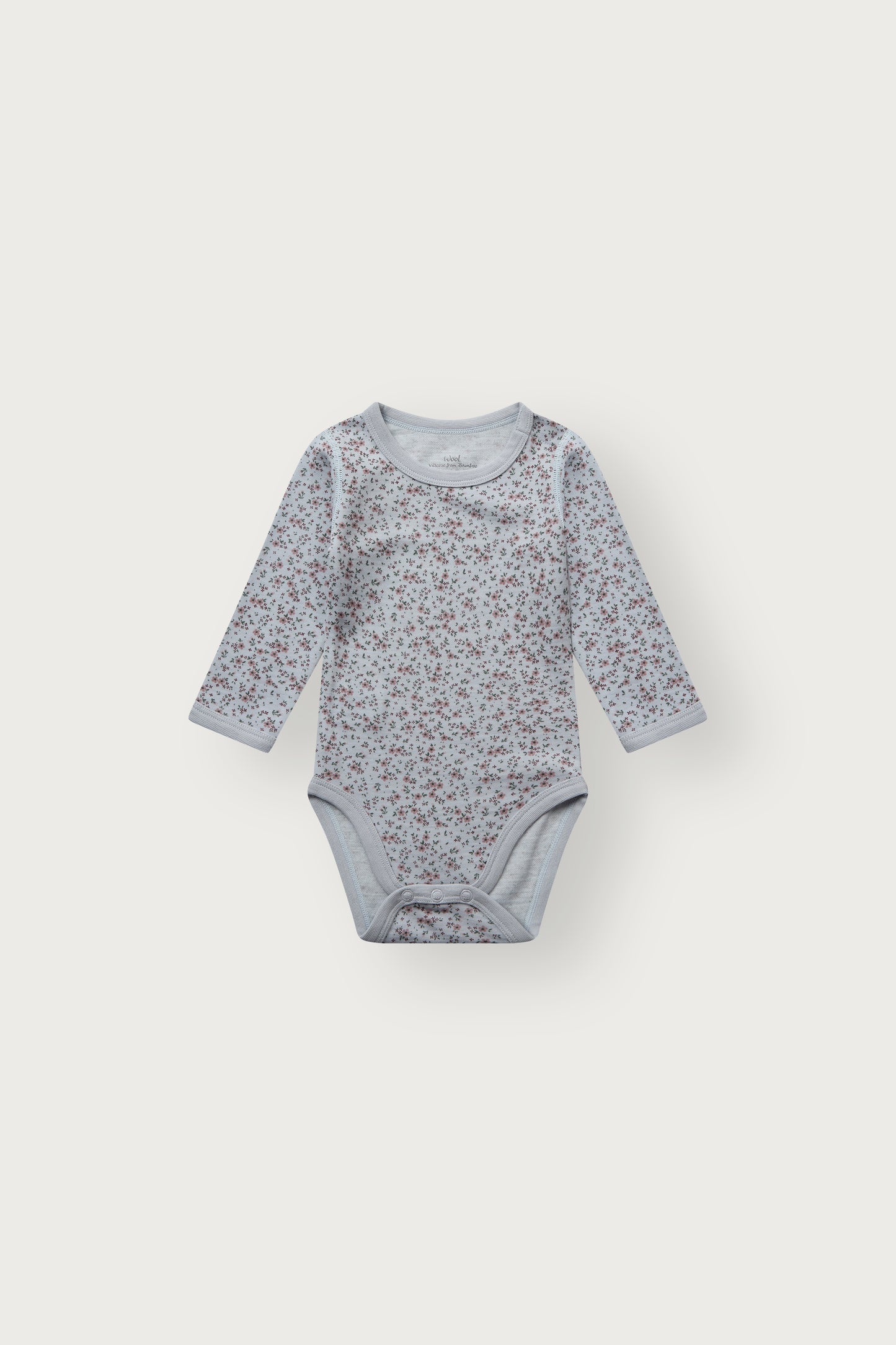 Baloo Merino/Bambus Langarmbody mit Blumenprint in A Bit Blue, Vorderansicht