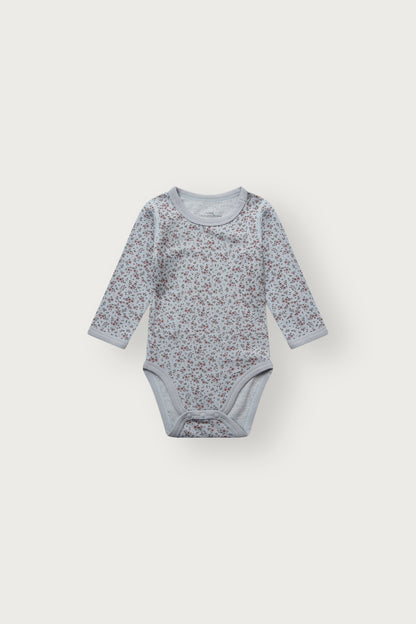 Baloo Merino/Bambus Langarmbody mit Blumenprint in A Bit Blue, Vorderansicht