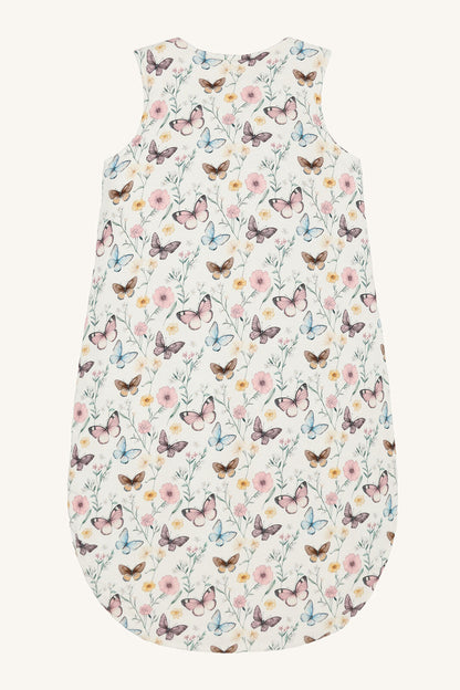 Rückseite des Hust & Claire Bambus Schlafsacks mit Blumen- und Schmetterlingsmuster bei Bärechind Winterthur, Zürich, Schweiz.