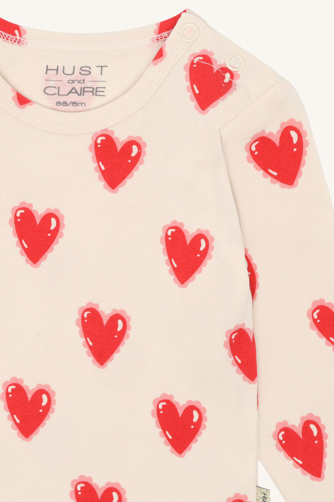 Detailansicht vom Hust&Claire Baumwollbody Bri mit Herzmuster bei Bärechind Winterthur Zürich Schweiz